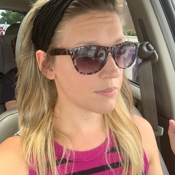 Meet your Posher, Christa - Picture 2 of 2